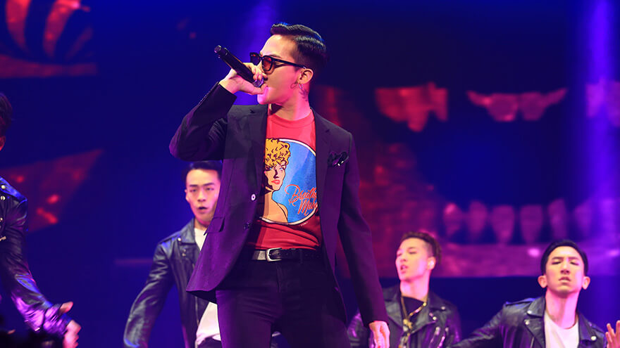 Gdragon from BigBang kpop boys band singing