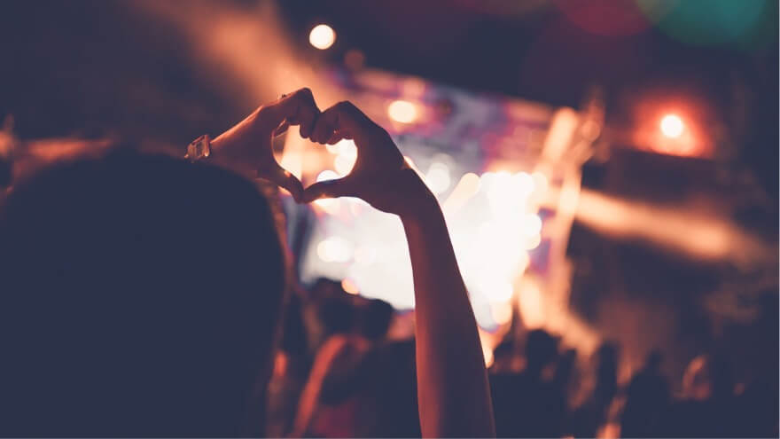 Idols fangirl making a heart with hands