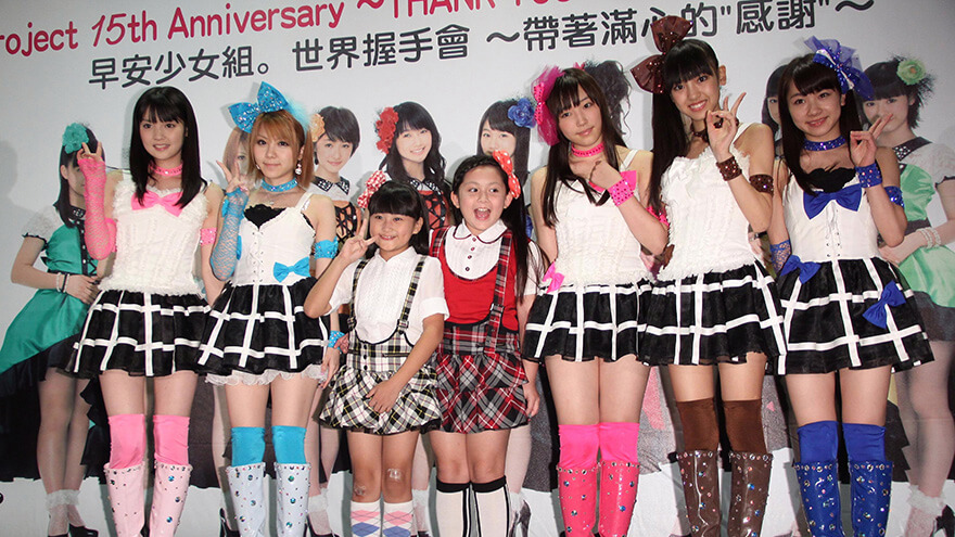 Morning Musume members are posing with 2 fangirls in Taipei, Taiwan